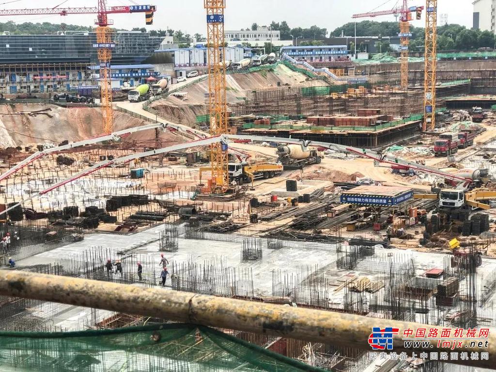 长沙五江广场总占地面积达62万㎡，项目主体由5栋建筑组成，其中最高A栋楼为200米，规划打造八大世界级业态，拥有近8万方室外主题街区，建成后将成为省府CBD核芯商圈“新地标”。
