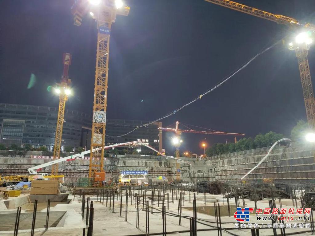 五江广场项目地处繁华地段，毗邻桂花坪站1号地铁线，地质条件复杂，从设计到施工面临重重挑战，如何在狭小空间进行长距离高强度泵送作业，施工方对泵送设备的选择慎之又慎。
