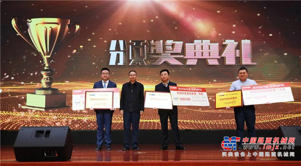 徐工矿机营销公司服务部部长段贝做《2020年服务备件工作报告》。
