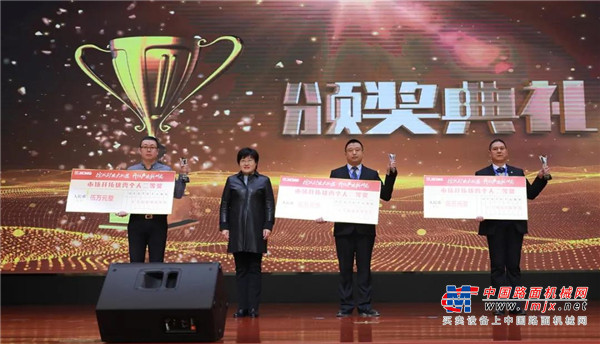 徐工矿机营销公司销售部副部长权超做《2020年销售工作报告》。