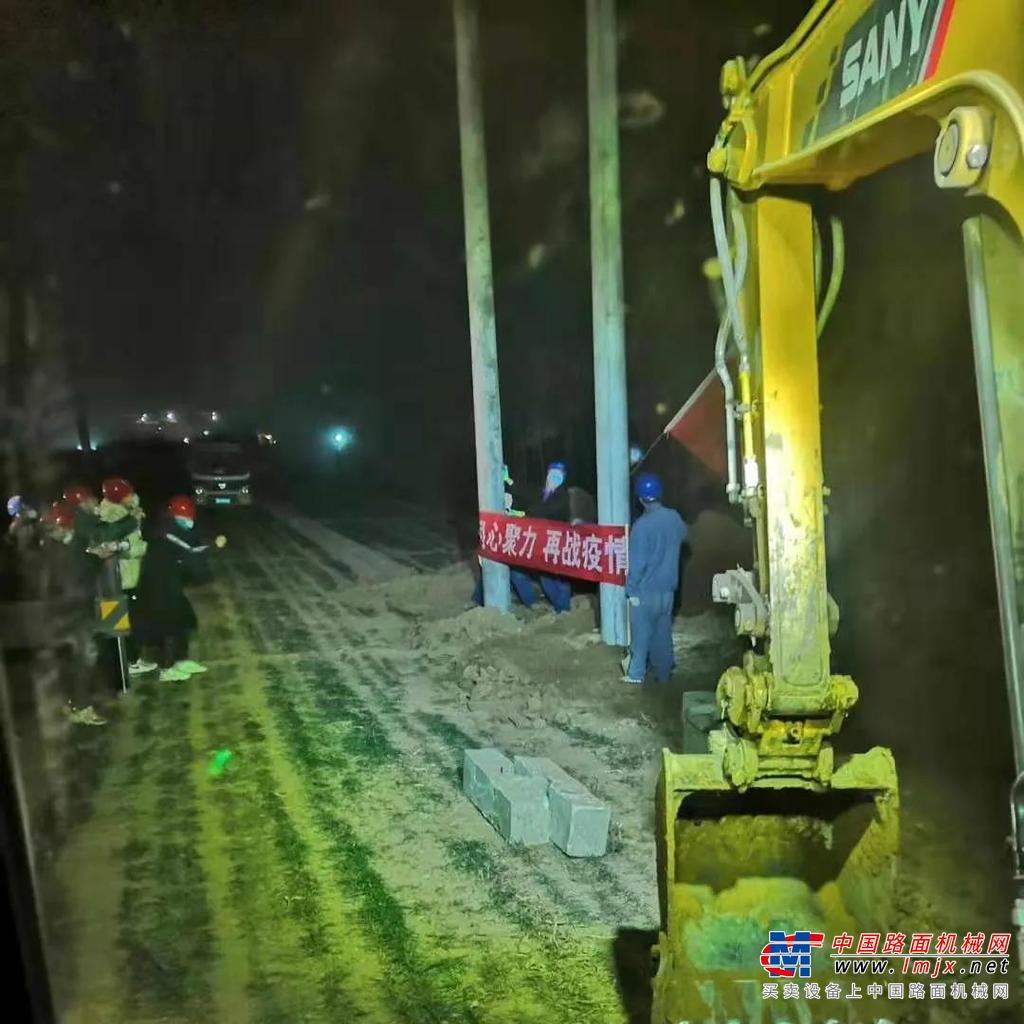 	当晚，当地最低气温达到零下4摄氏度，建设者们冒着严寒完成了现场的清表工作。