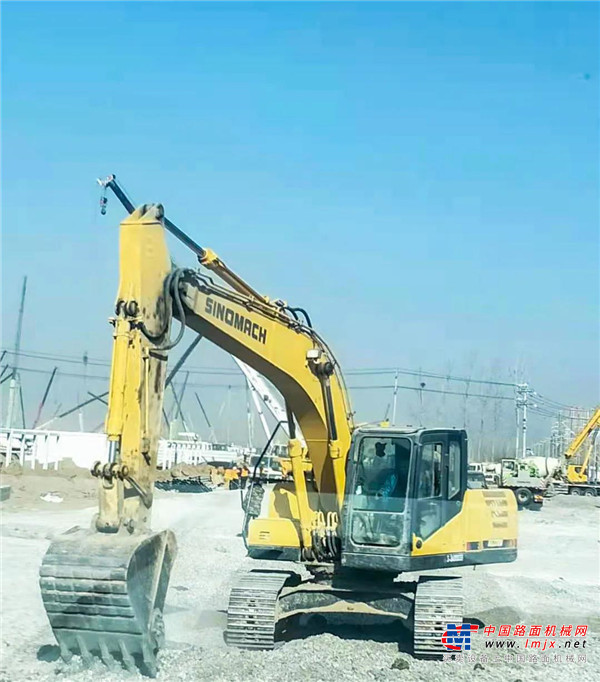 	常林公司紧急协调当地代理商	与客户火速驰援，	挖掘机、装载机、平地机及压路机等	多台施工设备争分夺秒赶工期，	为“河北黄庄方舱医院”的顺利建设助力。