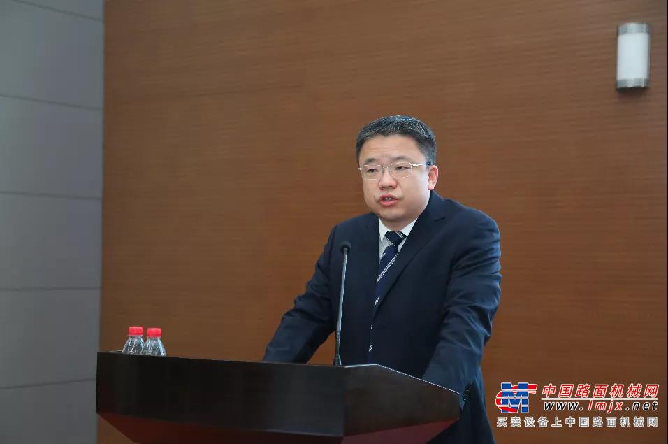 	▌“智慧山推 让施工更简单”，是2021年山推营销活动的主题，也是智造新时代的山推承诺，更是山推高质量发展，践行新旧动能转换的发展目标。山推，已全力做好准备，拥抱智造新时代的来临！会议现场，山推股份党委书记、总经理张民，山推股份副总经理刘春朝，山推代理商嘉宾共同进行2021年山推营销主题活动暨销服数字化转型启动仪式。