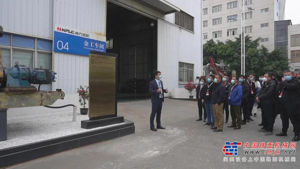 致辞结束后，参观团在南方路机营销总监杨增厅的陪同与介绍下，参观了南方路机搅拌学院、产品体验厅、智能物联体验厅等，详细了解南方路机国内外标杆样板工程及搅拌全领域行业解决方案，并走进南方路机营销服务中心、技术研发中心，近距离了解南方路机在服务、技术上的过硬实力。