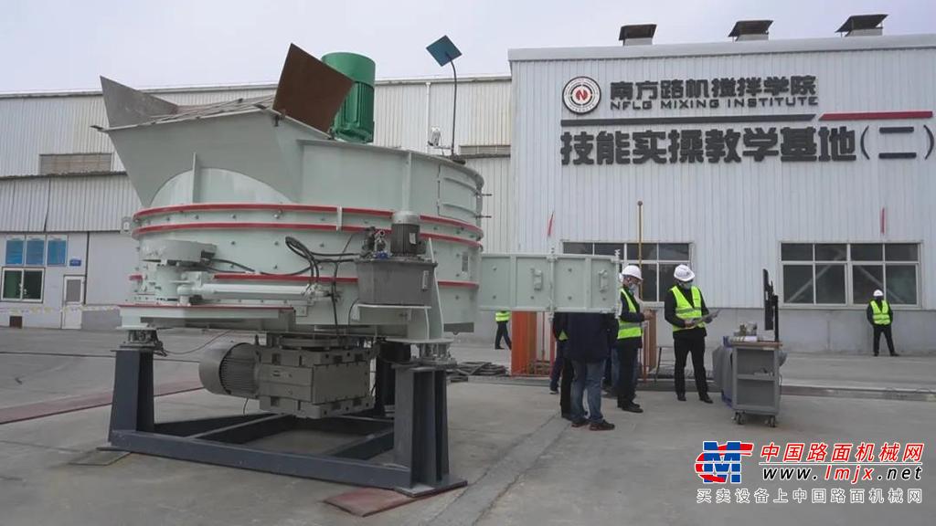 随后，嘉宾们参观了南方路机博物馆，博物馆全方位展示了南方路机过去近30年来的发展历程，通过一大批历史实物、光影资料的集中展示，展现了南方路机企业文化底蕴及一系列发展成就。