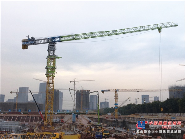 广州恒大足球场建设如火如荼 中联重科超大型塔机群加速助建