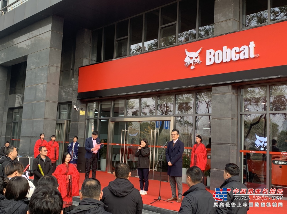 而山猫旗舰店采用全新山猫零售设计“语言”。从装修风格到整体店面VI，从产品展示到各功能部门设置，从品牌文化展示到行业案例应用，无不传达着山猫全新的“价值观”！
