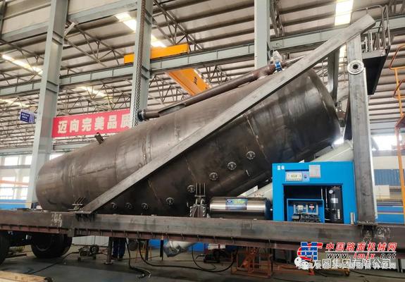 方圆【精工细作】移动式粉料集装箱灌装车组装成功