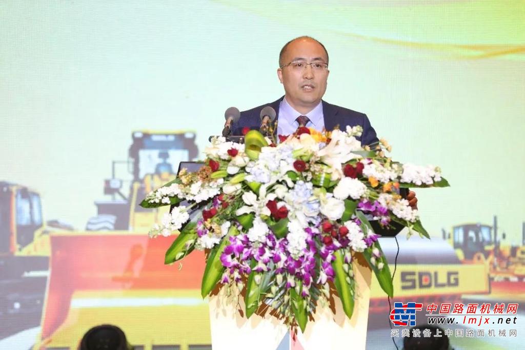山东临工董事长王志中发表讲话