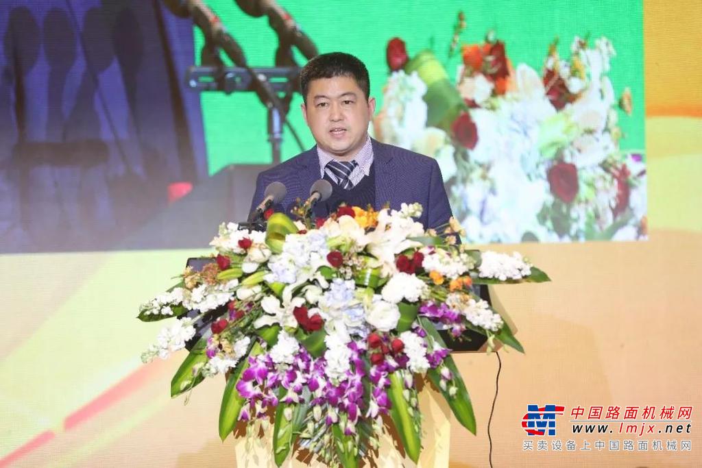 	山东临工董事长王志中在大会讲话中指出，近几年工程机械行业快速发展，临工抓住机遇实现了市场占有率、行业地位的快速攀升，经销商综合竞争力大幅度提升，取得了“一个中心 两个推进”营销转型战略实施以来的重大成就。