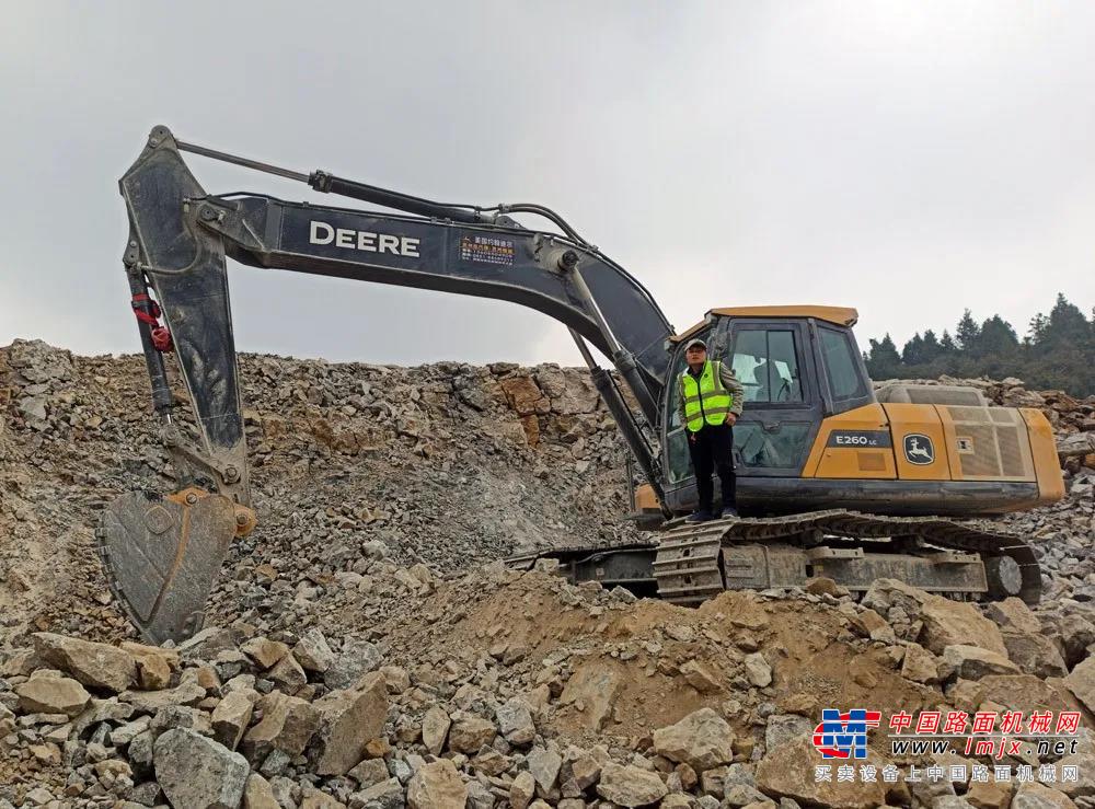 约翰迪尔贵州用户说：E260LC挖掘机，志得意满的选择！