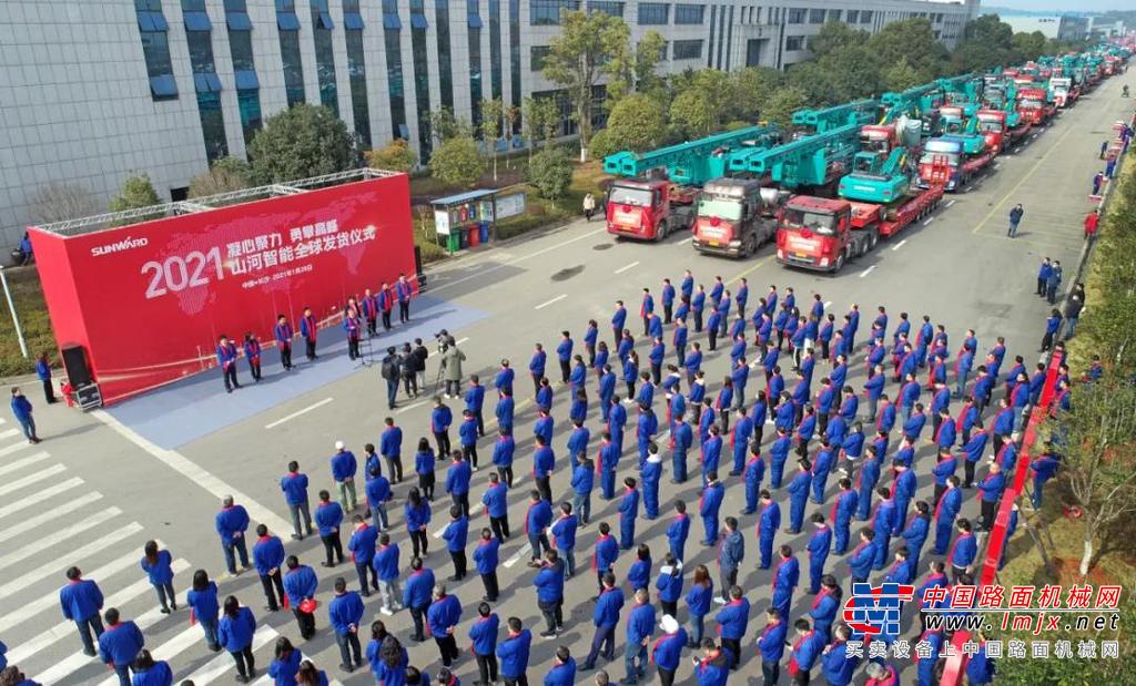 时光进入2021年，山河智能依旧延续了去年以来的热销势头，工程装备、特种装备、航空装备等，来自全球各地的各类产品新签订单应接不暇。