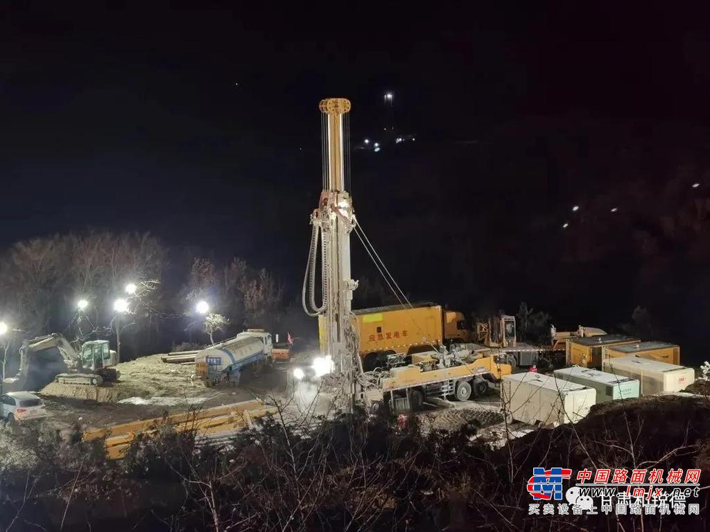 此次事故面临	矿井深、岩石硬、清障难等难题	贯通救援难度前所未有