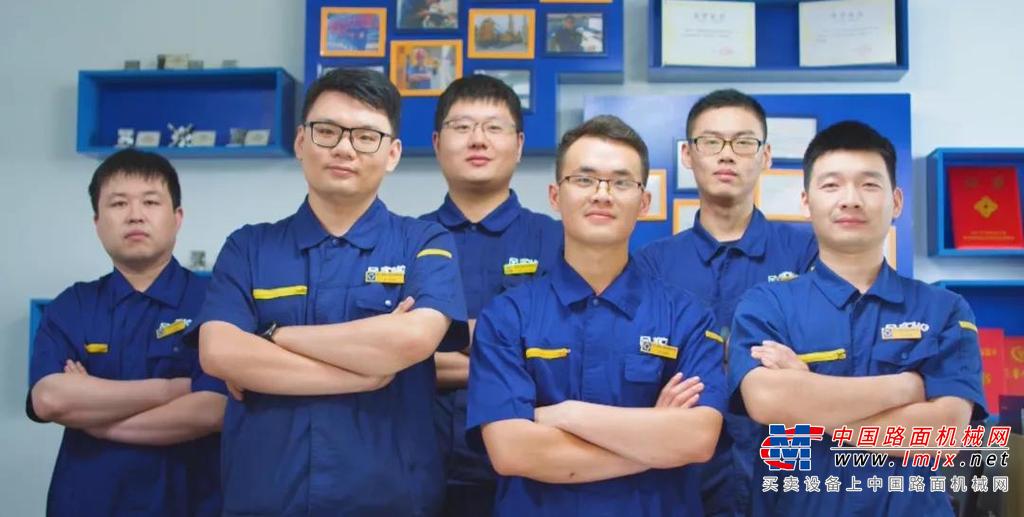 		徐工基础杨长剑作为中华人民共和国第一届职业技能大赛装配钳工项目金牌获得者、江苏省代表队唯一参赛队最佳奖选手被授予“江苏工匠”称号，并在表彰会上发表感言。