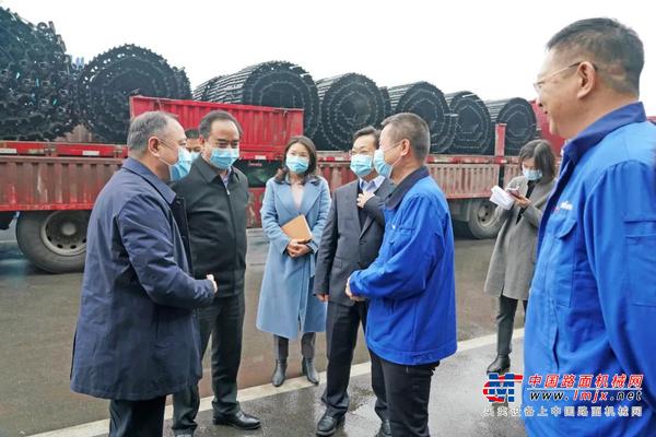 张庆红慰问山河智能困难党员