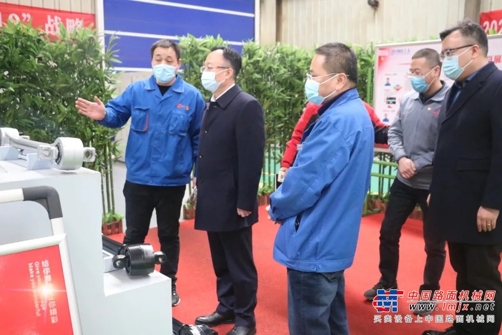 	会谈中杨向阳董事长介绍了西筑公司筑养路机械产品发展情况，重点对路面养护车辆及新能源自动驾驶多用途工程车辆发展前景进行了阐述，并对陕西德仕汽车部件（集团）有限公司近年来的快速发展给予了高度赞赏。杨向阳表示，西筑路面养护专用车辆技术研发积淀深厚，可以为新能源自动驾驶多用途工程车辆的应用场景提供充分支撑，陕汽在生产制造领域技术先进，双方优势互补性强，合作空间广，希望以此次《战略合作框架协议》签署为契机，发挥各自优势，从供应链、产业链找突破口进行深度融合，推动两家企业深入合作，实现互利共赢。