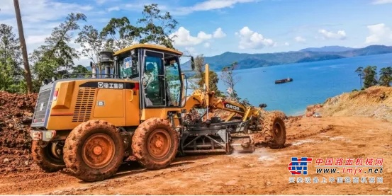 随着中国制造2025强国战略的不断深入，在徐工平地机全球化步伐日益加快的过程中，全球各类路面施工中均能看到徐工平地机的身影，从亚热带常年温润的雨林路面修整到新西伯利亚冻土层经年不散的积雪中开道，从力拓、必和必拓、淡水河谷的高端矿山项目到南美洲安第斯山脚下一条不起眼的小路养护，徐工平地机跨过山河大海也征服过各种极端工况，始终如一的为每一位客户提供“中国制造”的高品质施工！