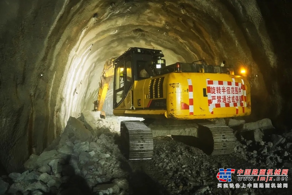 	随着高铁和地铁工程等基础设施的持续建设，隧道与地下空间成套装备越来越受到施工方的关注，这为隧道专用挖掘机的需求提供了有利的外部条件。