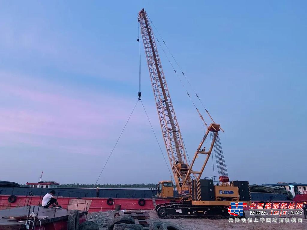 	针对不同区域工况气候，进行定制化设计，近年来，徐工凭借过硬的产品创新实力以及对市场、客户的专注和用心，在海外市场备受认可。