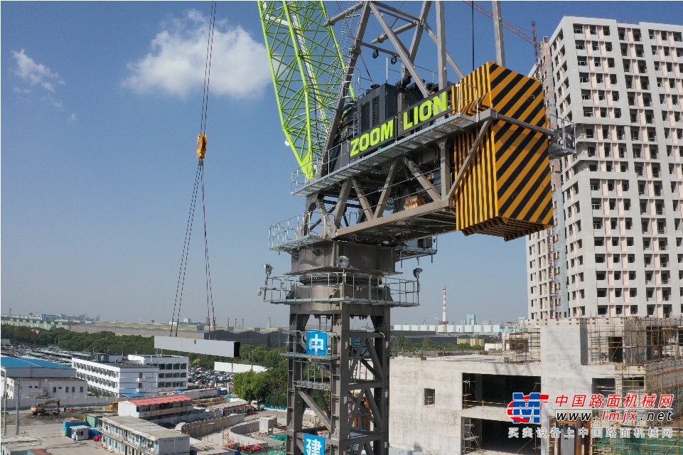 勇闯科技“无人区”丨中联重科全球最大吨位动臂塔上海施工首秀 至臻技术惊艳世界