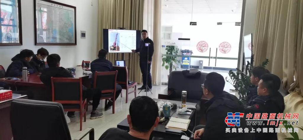 北京三一智造科技有限公司总经理周国元先生主持春节培训开幕式。周国元先生对全体营销服务人员在过去一年取得优异的成绩表示感谢，同时期望大家2021再接再厉，再创辉煌。周总指出，春季是一个播种的季节，做好专业知识的储备，会带给客户更加极致的服务体验；我们要抓住机遇，努力提升自我。	培训进行时......