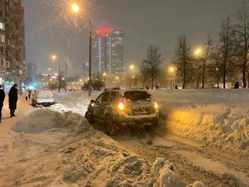 65年來最大降雪！數十臺臨工裝載機緊急出動