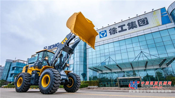 	每天都有大量矿石原料及成品钢铁需要转运，“忙的时候必须是24小时不停机的连续作业。徐工这车，连轴转、高负荷都不在话下。”设备维修管理负责人王经理表示，不到一年，最新的这批徐工装载机工作时间均已超过3000小时。