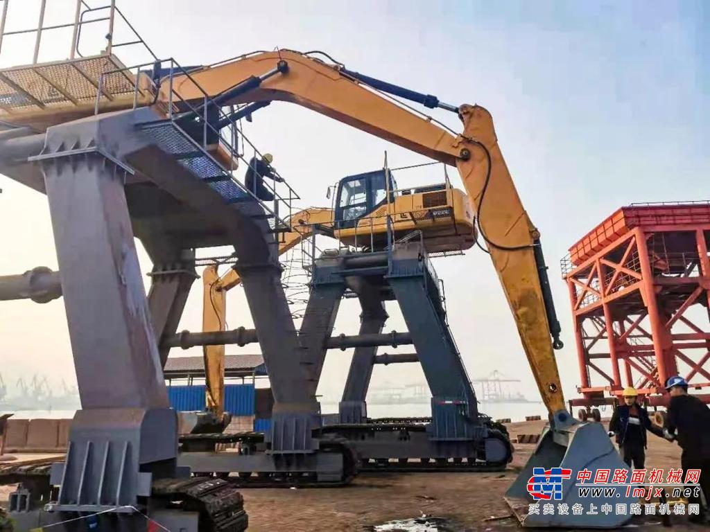 灵活性	火车是运输煤炭的重要工具，火车车厢栏板高度较高，对煤炭的装卸效率有一定影响，市面上部分扒煤机通过固定和加高的方式来作业具有一定的应用局限性，例如视野内的需求仅仅是固定、加高了驾驶室，这样扒煤机灵活性就大打折扣，尤其是在每节车厢之间，机动性和操控性都会受影响，在有的限高路段还存在过不去的尴尬情况；