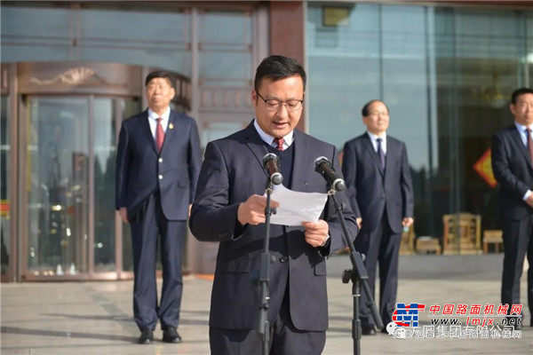 要求全体销售业务人员严于律己，遵纪守法，诚信为人，诚信办事，怀着感恩的情怀对待岗位、对待工作，始终自我监督、自我检查自己的所思所想、所作所为，经受住诱惑和考验，为集团交上满意的答卷。