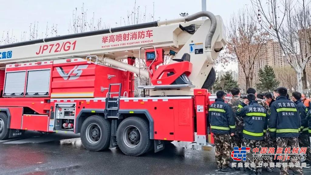 	集水罐车、泡沫车、高喷车功能于一体，本次交付的JP72G1举高喷射消防车配置沃尔沃国六底盘，搭载K型支腿设计，作业时支腿跨距小，稳定性更高。	配备十四项安全保护措施，消防作业、越障救援能力及综合救援能力强，主要用于城镇、工矿企业、仓库等高大建筑的火灾扑救以及石油化工领域的灾害处置。