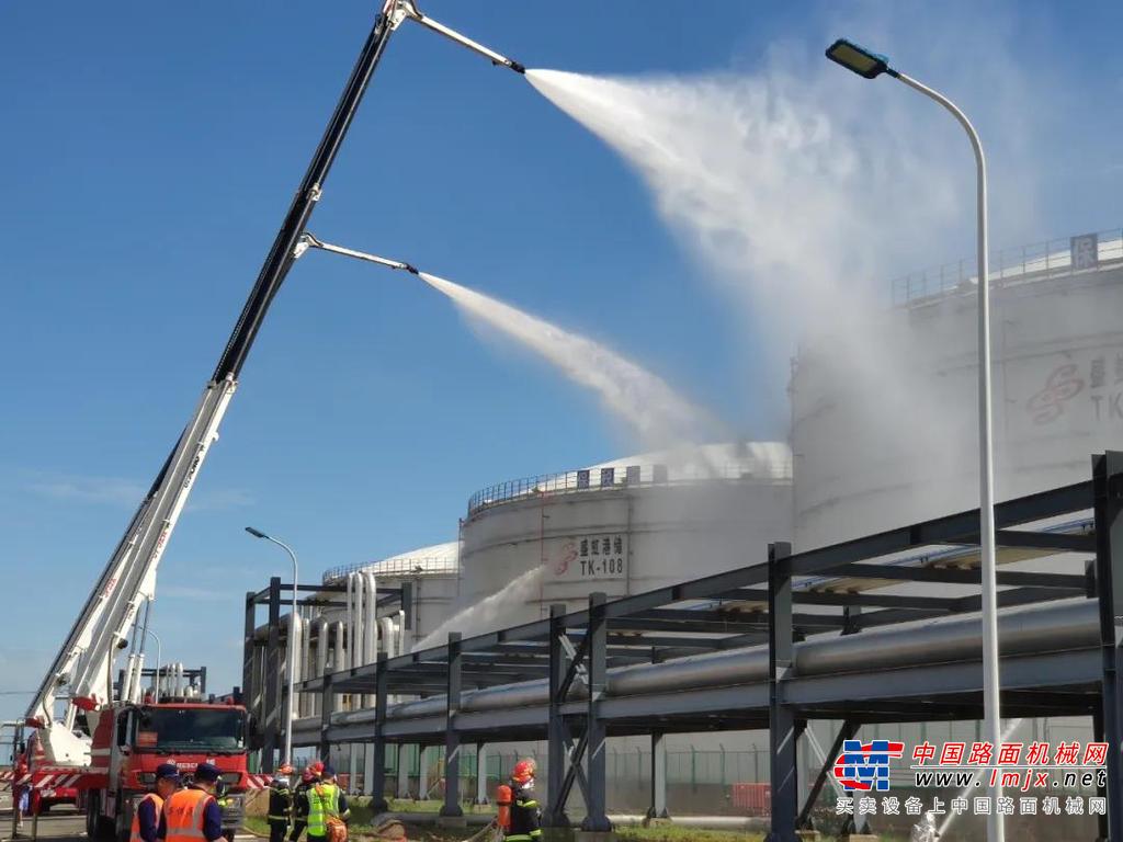 定州市副市长张宝生，市政府办公室副主任王金辉，市消防救援大队大队长宋磊等领导出席交付，市应急管理局党委书记、局长赵威主持活动