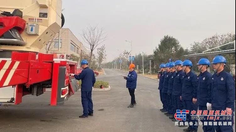 借助国六产品升级，徐工对举高类消防车关键技术、核心零部件全力再瞄准、再聚焦，从产品实用性、耐用性出发，实现黑匣子数据记录、车辆动态物联监控、智能消防超限超压保护技术、异常位置及动作监控保护技术等多项技术应用。