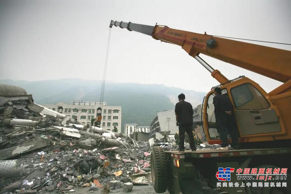 	巨额奖励把大家的记忆拉回2008年5月12日，一个中国人永远无法遗忘的时间。