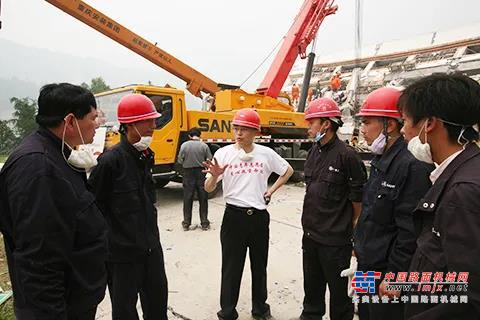 这支平均年龄只有26岁的志愿者队伍，在余震不断、环境恶劣的条件下，不顾个人安危，昼夜奋战，打通30多条关键通道，亲手救出20多名被困生命。
