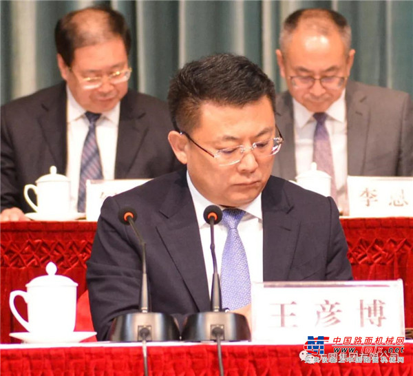 方圆集团继续上榜“2020年度经济发展贡献榜企业”名单，再度荣获“功勋企业”称号，方圆集团董事局主席高秀再度荣获“海阳功勋”称号。同时，方圆集团荣获“‘海阳先锋’先进集体”称号。