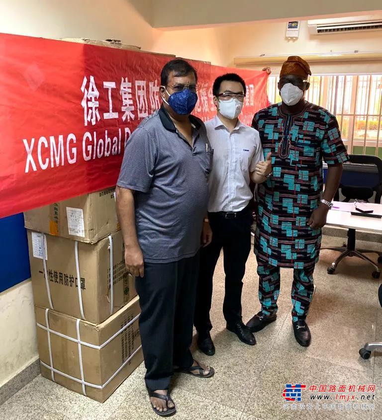 脱轨的火车头重约120吨，且附近道路均为较为松软的泥土地，这给施工救援带来了不小的难度。