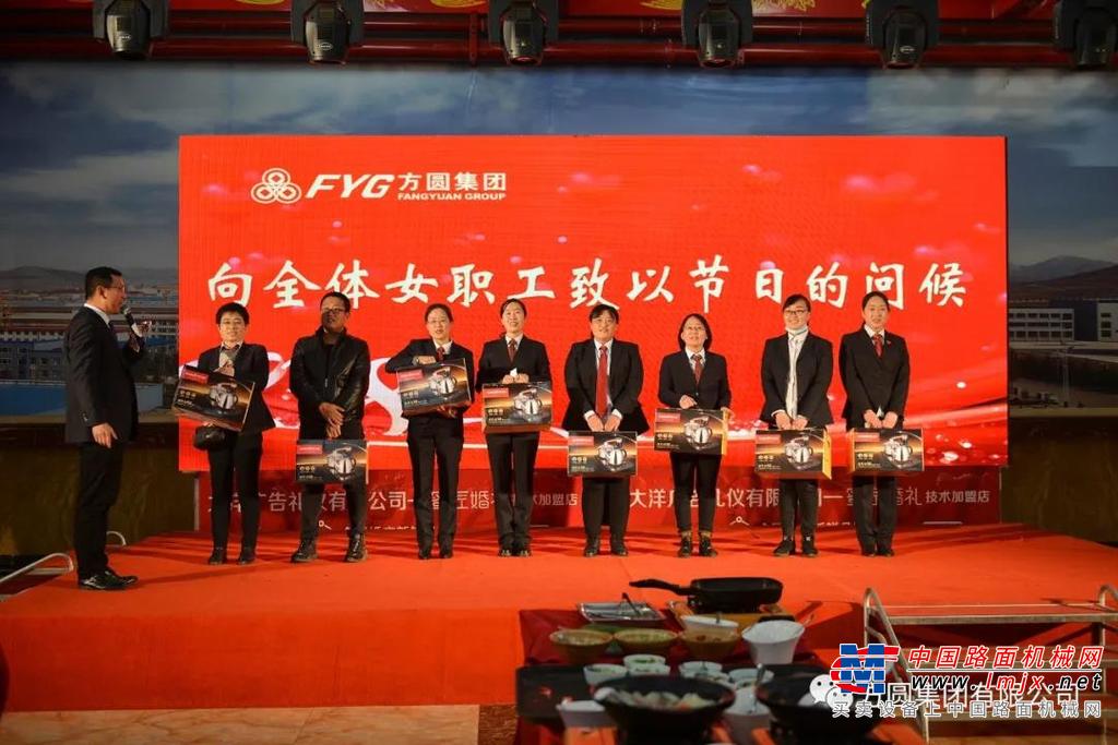 女工委主任辛杰英作女工工作总结，号召全体女职工在集团党委、工会的领导下，认真贯彻执行集团的各项方针政策，不断学习，加强个人修养，提升综合素质，树立正确的人生观、价值观和事业观，发挥我们“细心、专心、用心”的特长，争做方圆发展新征程上的奋斗者。　