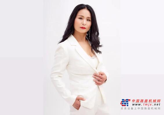 【女神节专刊】谁说女子不如男，奋斗人生绽艳芬--记徐工平地机机手杨艳芬