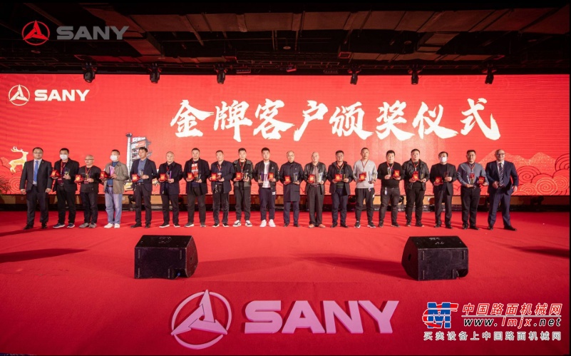 激情澎湃的激光秀拉开了现场气氛。随后三一路机营销公司总经理肖正文先生在致辞中向河北客户多年来对三一的支持表示由衷的感谢，并为大家介绍了三一集团近几年来取得的各项成就、三一路面机械在民族道路建设中发挥的重要作用以及2021年三一着力打造路面机械民族品牌的拳拳之心。肖总还提到，目前三一路机灯塔工厂的智能制造工艺已经普遍应用，路机产品自动化流水化装配线落成，下料、焊接、涂装、车架成型余装配模块均实现自动化生产，产品精益制造能力大幅度提升，产能提升50%，制造周期缩短40%，8小时实现装配上线到下线，技术至少领先行业5年以上水平。