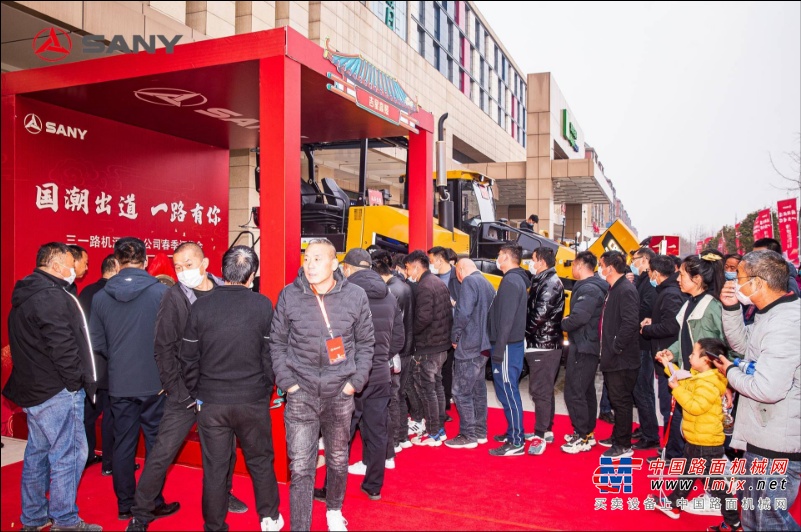 	而三一的发展凭借的不仅仅是过硬的技术与优质的服务，更离不开广大客户。在本次“国潮出道 一路有你”的郑州站会议中，为回馈一直以来支持三一、信任三一的客户朋友们，三一路机河南分公司为客户颁发了.....奖项，并表示在三一今后的发展中，也将继续以客户为核心，满足来自于客户与市场的需求。