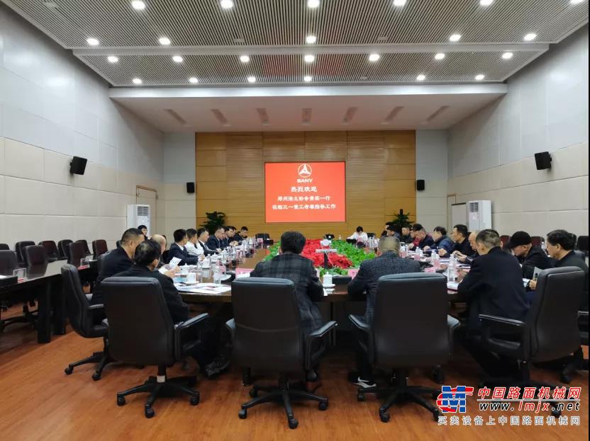 泵送事业部副总经理谈波代表三一集团对郑州市渣土协会丁秋玉会长一行表示欢迎，并对公司和产品做了详细介绍。当前三一全方位全速推动数字化、引领智能智造产业升级，行业首个灯塔工厂三一18号厂房已跑出生产“超级节拍”，整体生产效率提升50%，更多灯塔工厂在三一的各条产品线同步建设中；研发方面，三一加大自主创新力度，坚持将每年销售收入的5％左右投入研发，全新的电动化、无人化产品不断亮相，数字化、智能化成果斐然，已推出纯电、换电、氢能源3大补能方式数十款产品，秉承“一切为了客户”的理念，始终保持为客户创造价值，共同实现蓝天保卫战责任目标。