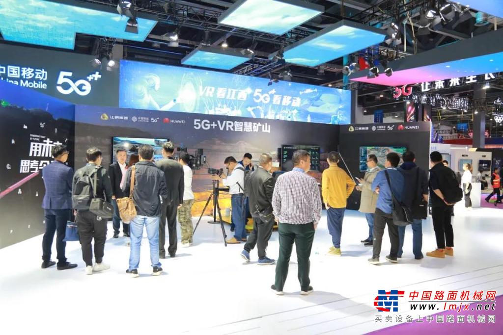 而其中那张新照片上，工人们利用5G、虚拟现实等技术操作机械挖矿，正是山推研制并成功在江铜集团应用的520马力5G远程遥控推土机，这是全球第一台真正投入矿山应用的遥控无人推土机。