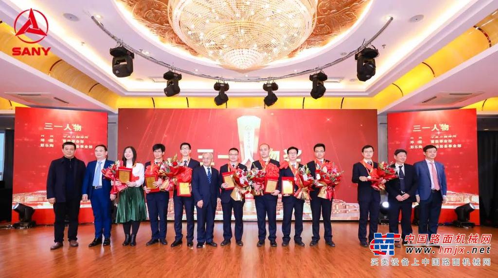 	“剛來三一的時候，所里有一個目標，就是把攪拌車做到10000臺。”他回憶道，“那時候，為了這個目標，大家都很拼。”
