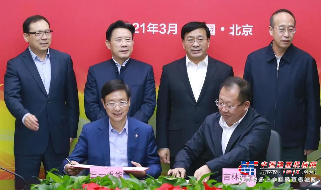 	产业园内，微风送春归，细雨润万物。在三一集团董事长梁稳根、三一集团总裁唐修国、三一重能董事长周福贵、三一智能研究总院院长代晴华陪同下，韩俊省长一行参观考察了三一智能灯塔工厂和重能智能总装生产线，详细了解了三一集团发展历程、数字化智能化建设、风电装备智能制造等方面情况。