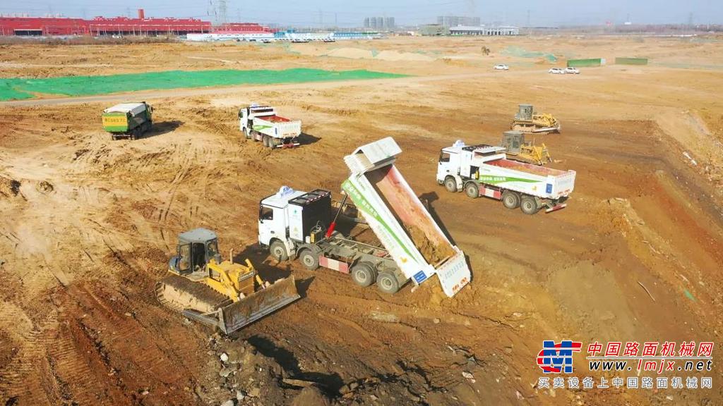 	2020年底，近百辆徐工智能换电渣土车陆续交付徐州新堃智慧运输有限公司运营。这款智能换电渣土车，搭载360kW电机，配备宁德时代的281.9kW·h磷酸铁锂电池和12档AMT变速箱，正常工况下续驶里程可达180km。
