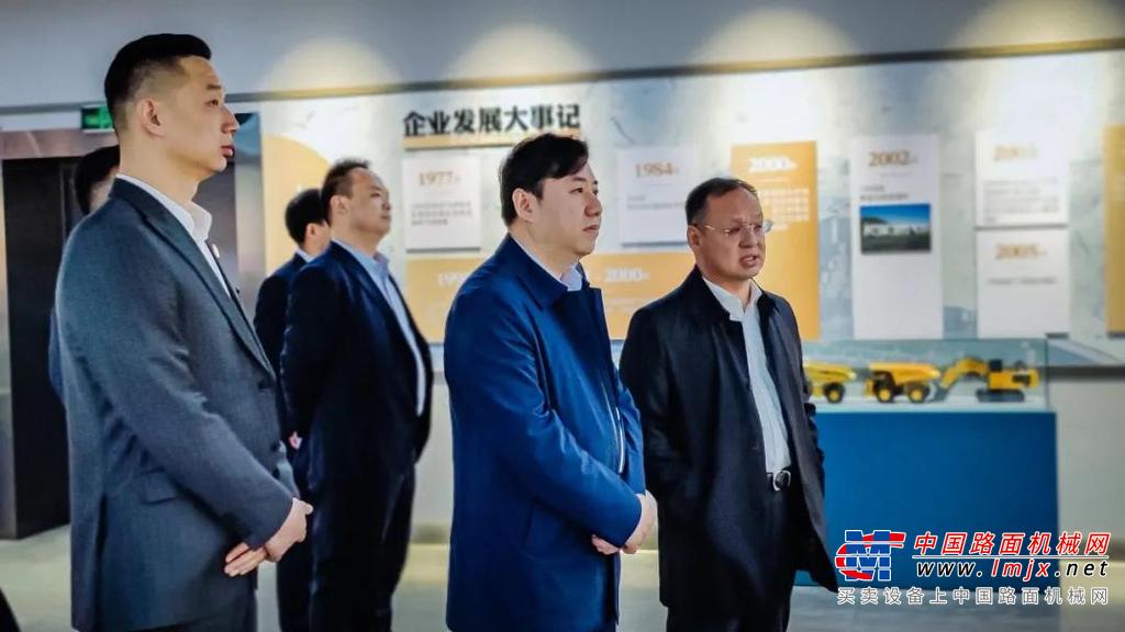 徐工挖机驻矿服务团队代表在现场庄严授旗宣誓，“全力打造第一服务品牌，用我全心守护，让您终生无忧！”承诺以优质的服务，全力保障徐工设备发挥最大价值。
