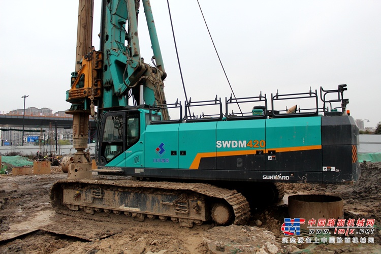 	杭州风情大道改建工程项目，全长约12.6公里，共分为三个标段实施，主线高架桥和地面主干路均采用双向6车道，总投资约89亿元。