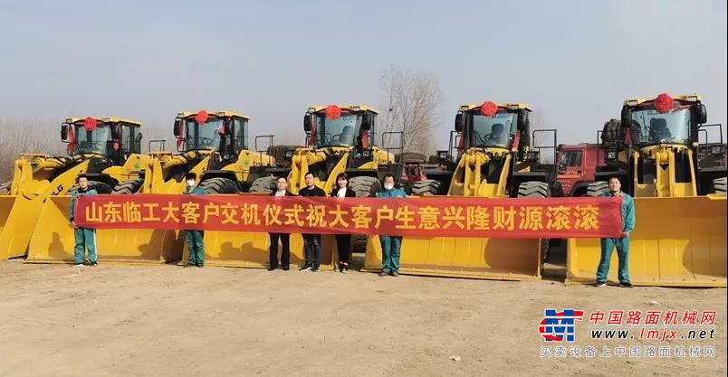	“正月初三我們就開始上班了，挖掘機事業部日下線整機便達到了112臺，次日產量增加到120多臺，全體員工更是斗志昂揚、干勁十足地投入到緊張有序的生產運營各項工作中，為應對旺季“交期短、時間緊、任務重”的挑戰，更有員工主動請纓成立24小時“突擊隊”，確保24小時不停機，產量大幅提高。”山東臨工挖掘機事業部常務副總經理張成偉介紹說。