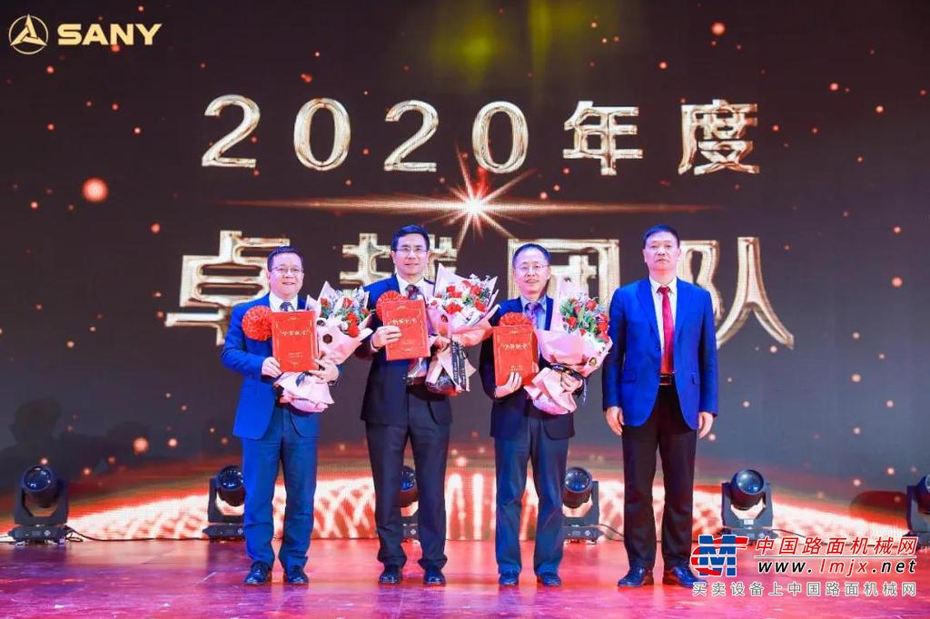 	我们把鲜花、掌声、荣誉送给三一人，是我们齐心协力、开拓进取，创造了一个又一个奇迹。