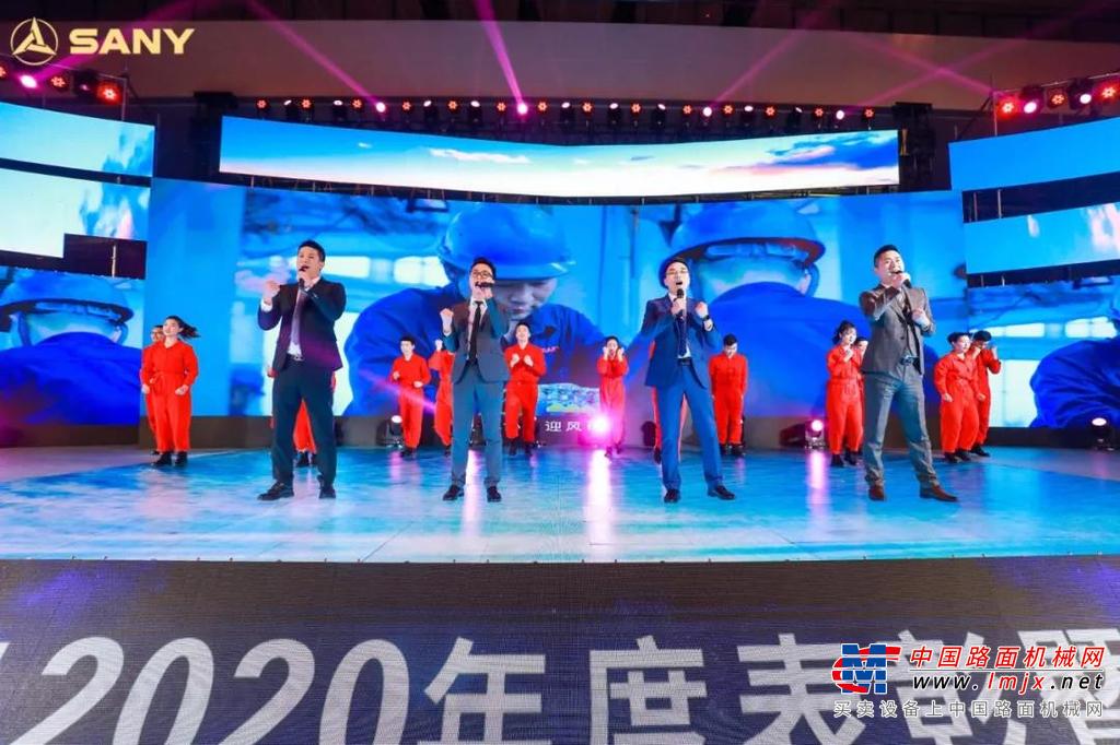 	这一年，三一重机开拓进取，全年生产突破10万，海外年销量破万，一个又一个奇迹，向世界证明了中国三一的卓越实力。